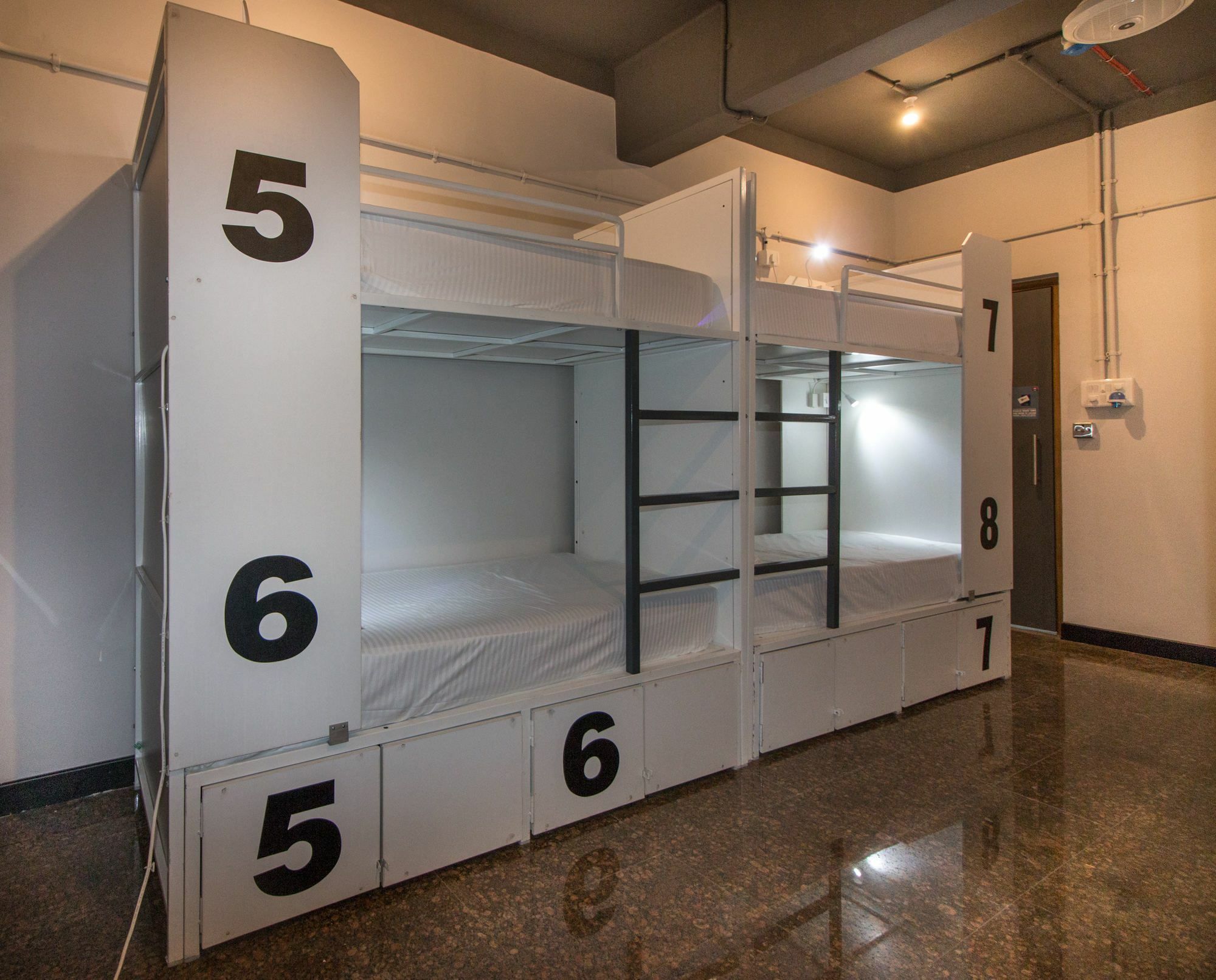 Backpacker Cowies Mumbai Exterior photo